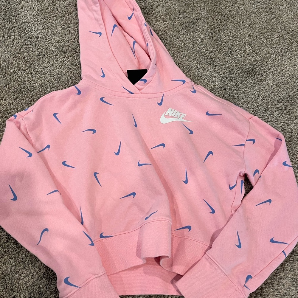 Love this cropped Nike sweatshirt!